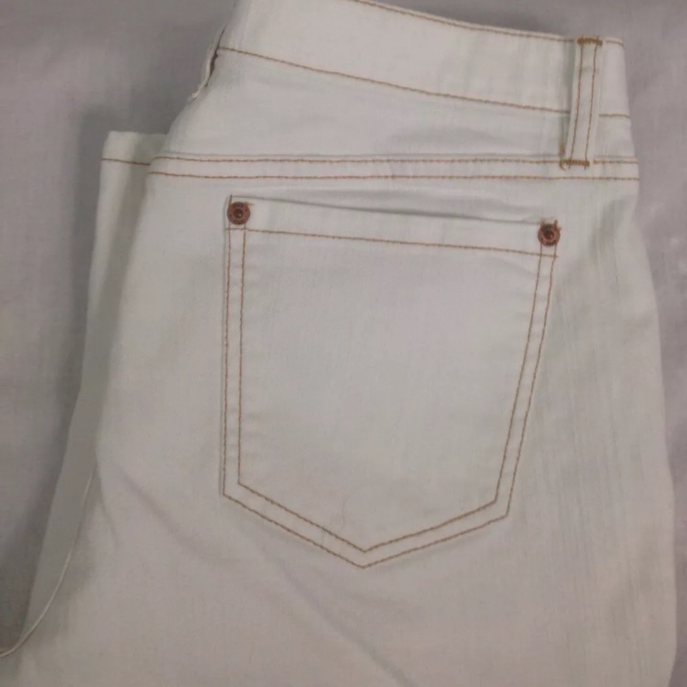 TINT Ladies Shorts Size 6 inseam 11" off white